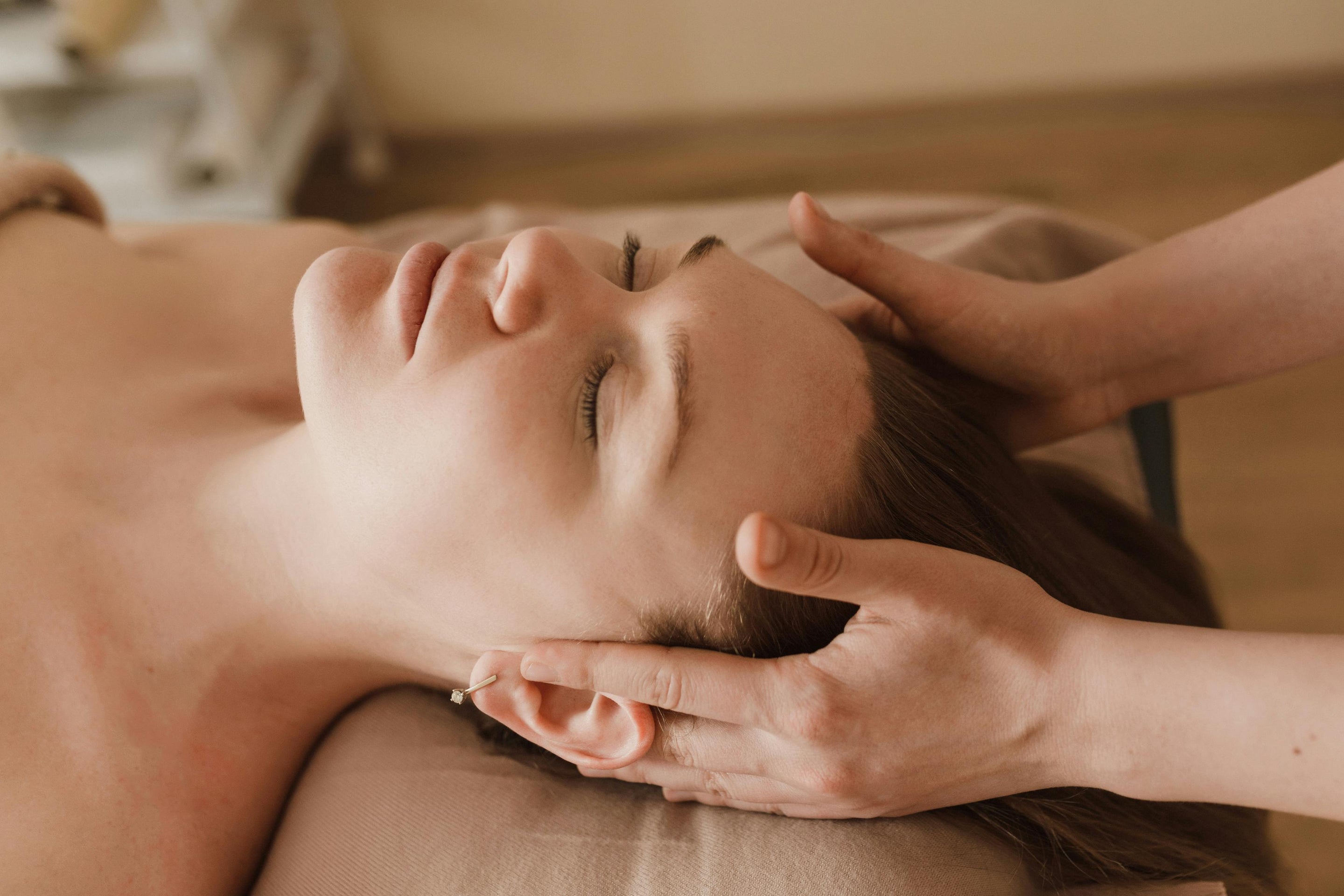 Soin visage relaxant favorisant l’apaisement des inflammations cutanées et du stress hormonal.