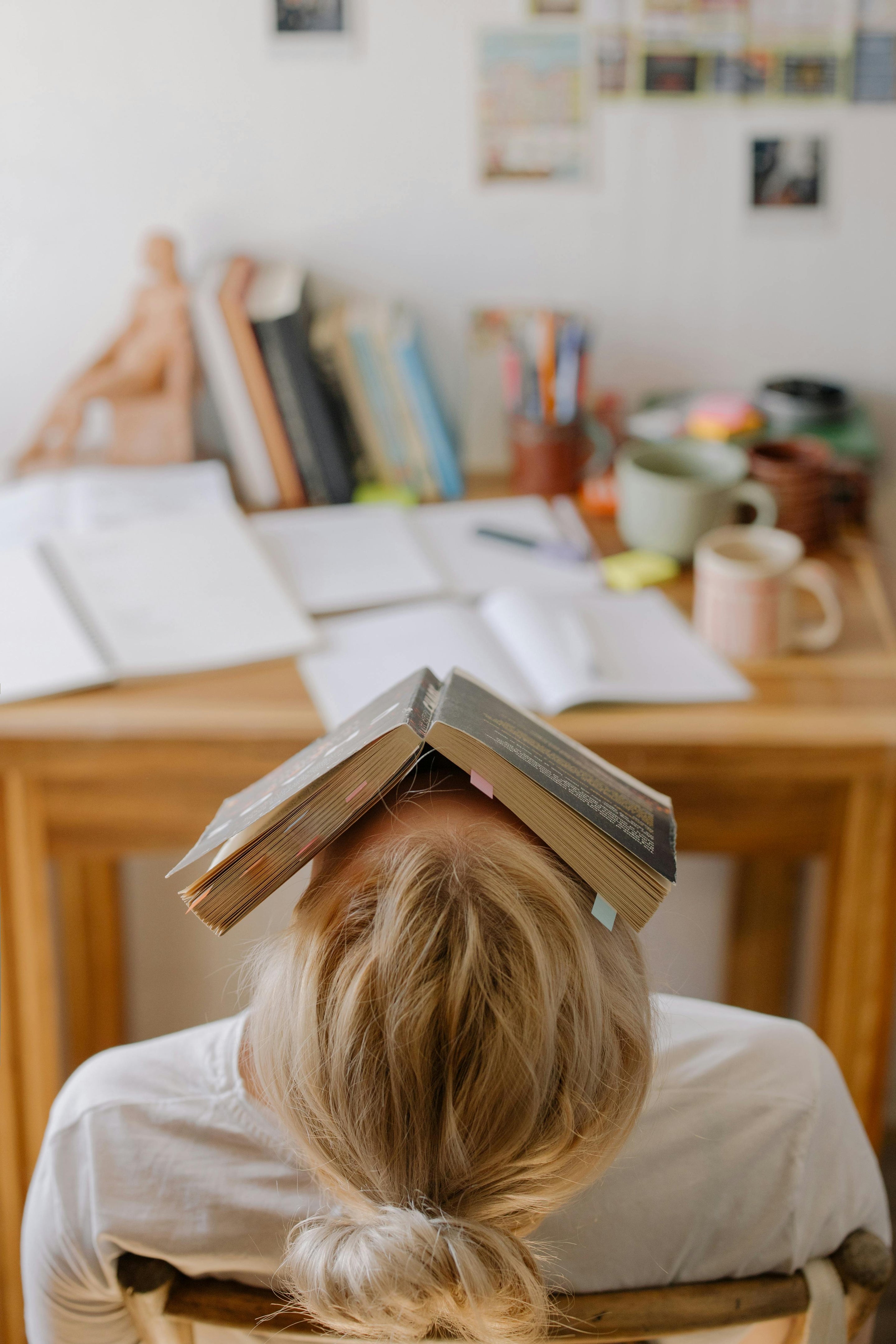 Moment de surcharge mentale symbolisé par une personne reposant sa tête, évoquant la fatigue hormonale et le besoin de ralentir.