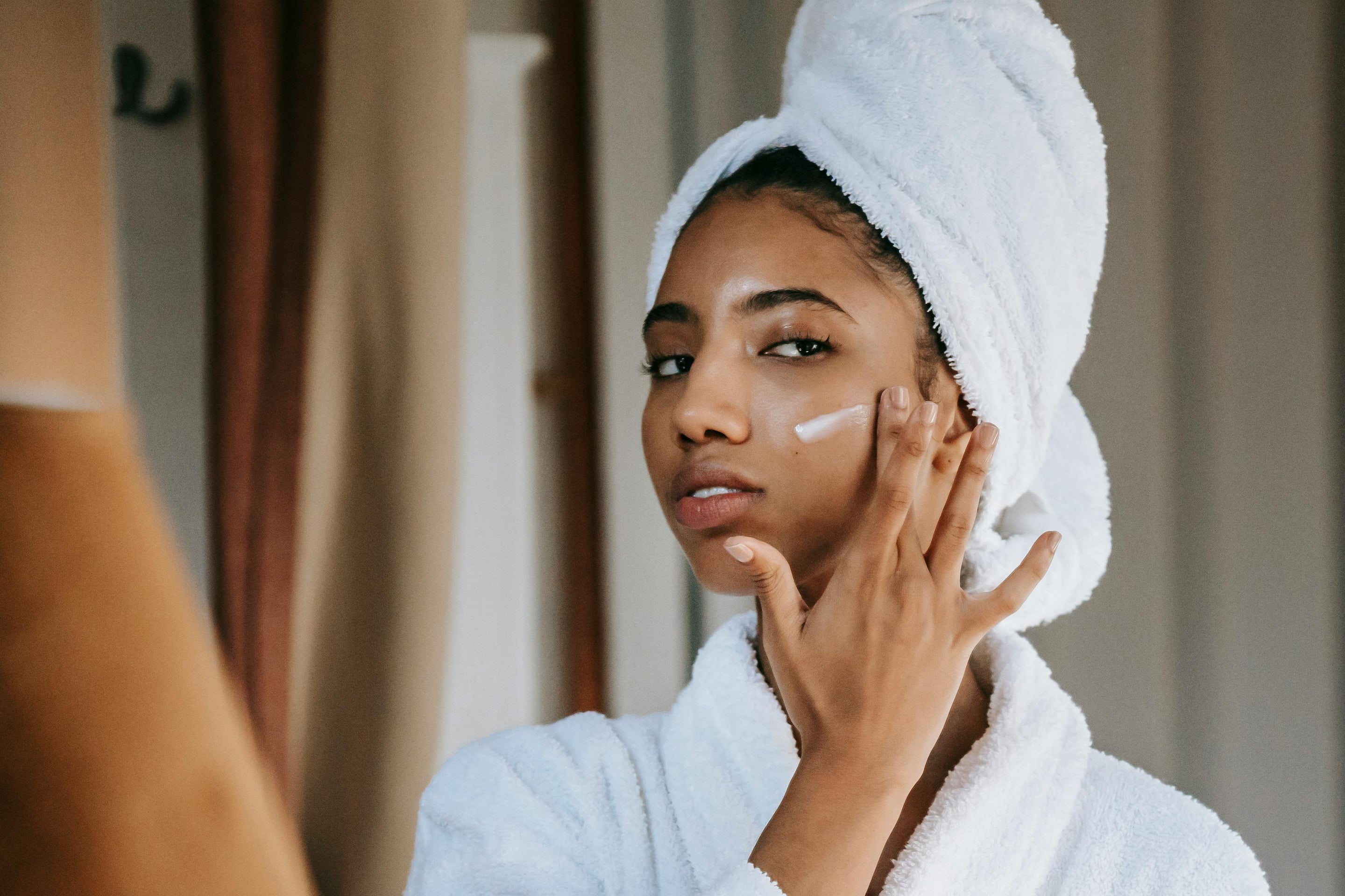 Comment parfumer subtilement sa routine visage sans agresser la peau 