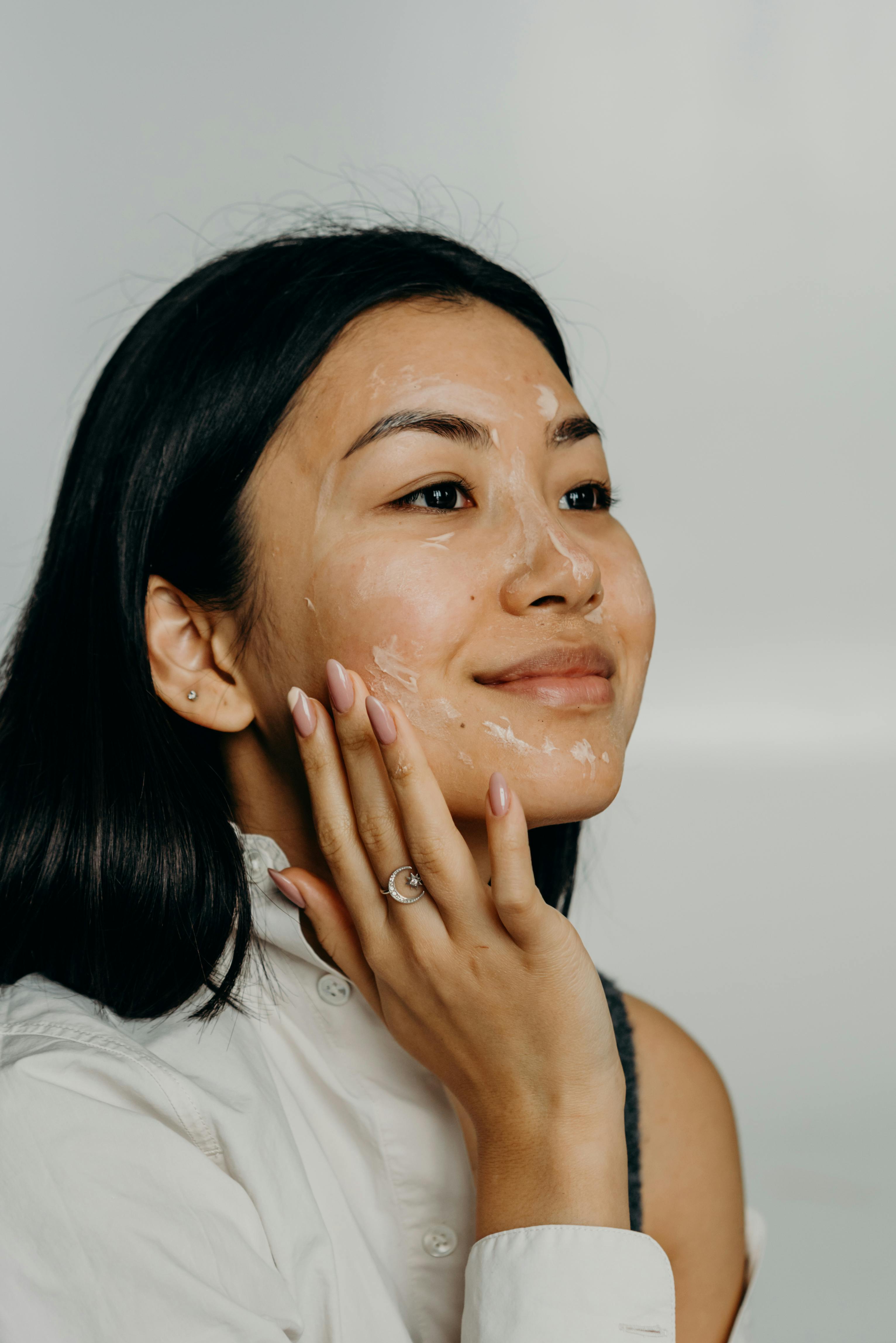 Application incorrecte de soin visage naturel sur une peau sensible lors de fluctuations hormonales Image