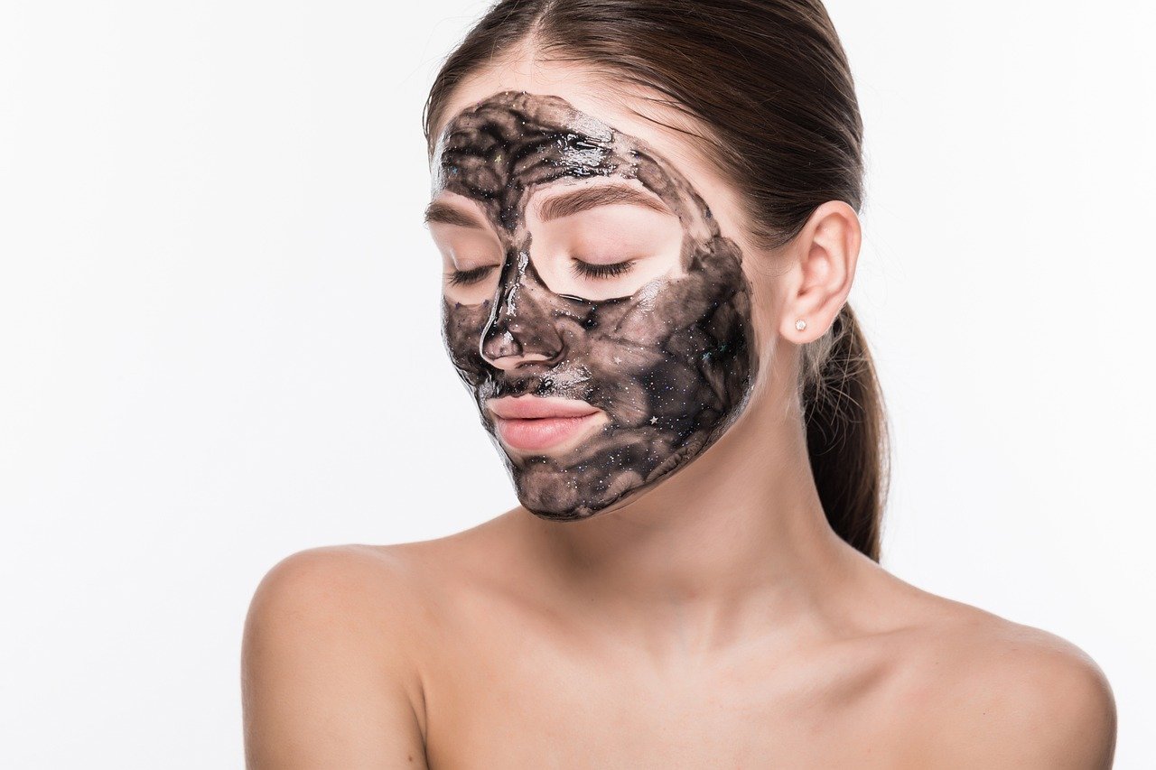 Femme appliquant un masque visage naturel, illustrant une routine de soin adaptée aux besoins hormonaux de la peau. Image