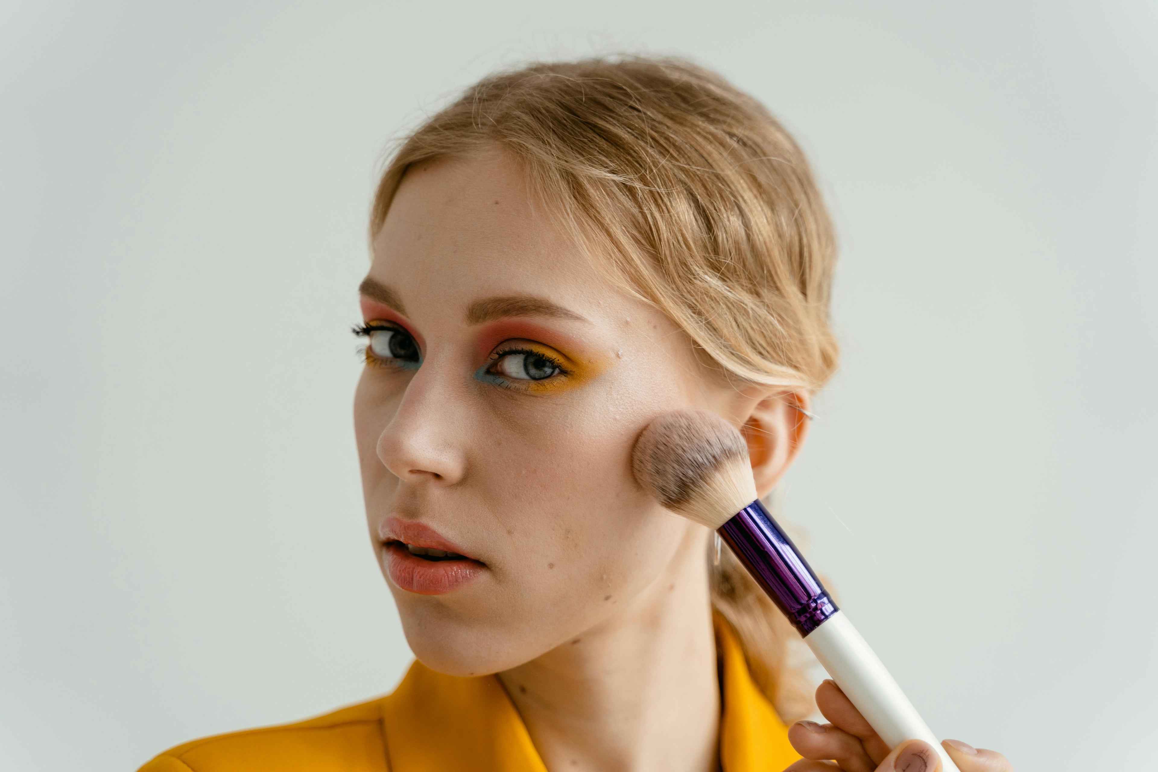 Routine visage vécue comme une pause apaisante, soulignant la dimension émotionnelle et sensorielle du soin de la peau. Image