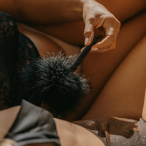 Coffret plume à carresses – Douceur, jeu et sensualité au creux de ta main