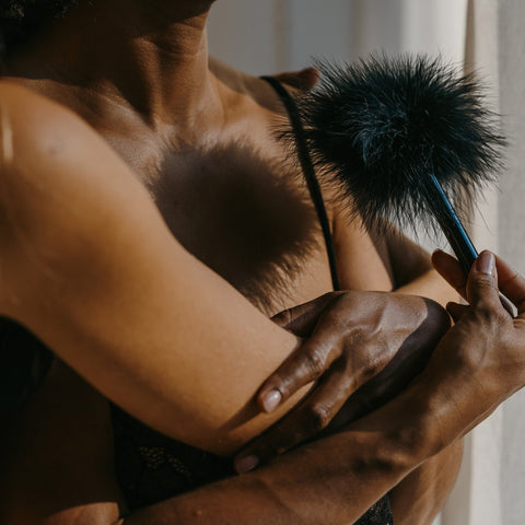 Coffret plume à carresses – Douceur, jeu et sensualité au creux de ta main