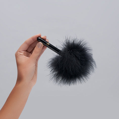 Coffret plume à carresses – Douceur, jeu et sensualité au creux de ta main